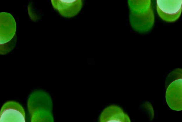 un fondo borroso de luces verdes con un borrón de la llamarada de la lente