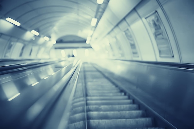 Fondo borroso metro escalera mecánica / fondo azul claro movimiento infraestructura de la ciudad metro