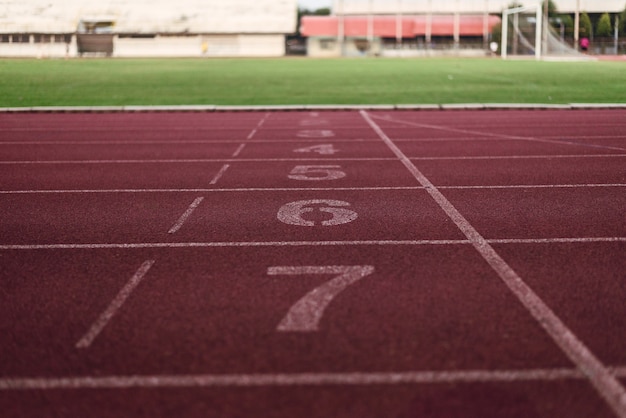 Fondo borroso del número de pista de atletismo