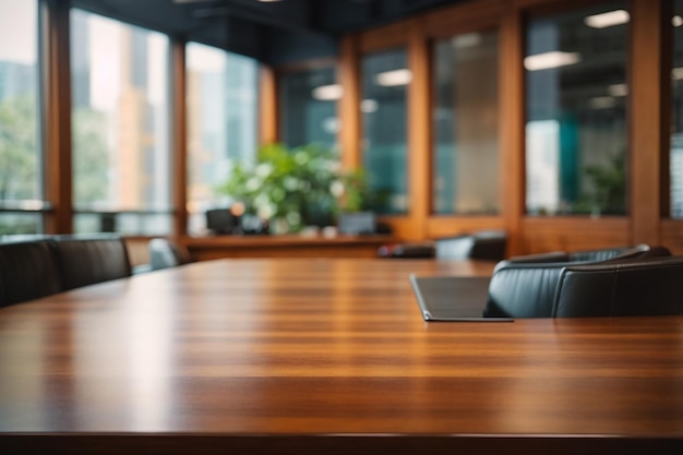 Fondo borroso de la oficina con frente de mesa de madera