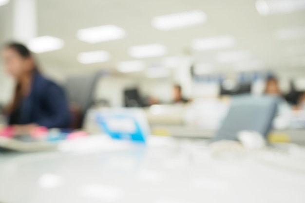 Foto fondo borroso de la oficina con personas que trabajan en el escritorio