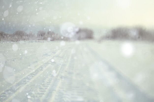 Foto fondo borroso paisaje de nieve en el camino de invierno