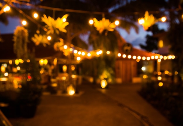 Fondo borroso: Restaurante con mesas y sillas desenfoque de fondo con luz bokeh. Tiempo de la tarde