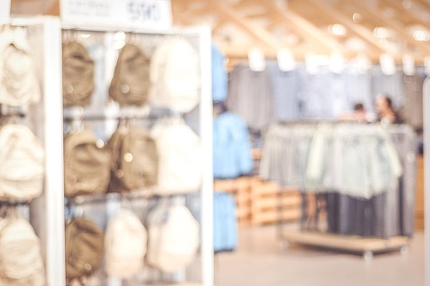 Fondo borroso, ropa de pantalla borrosa en la tienda con luz bokeh