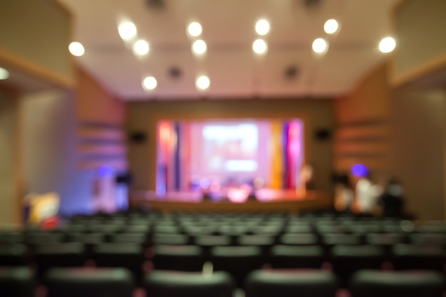 Fondo borroso del teatro con la etapa que mira de asiento.