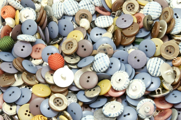Fondo de botones de costura multicolores de diferentes tamaños y formas