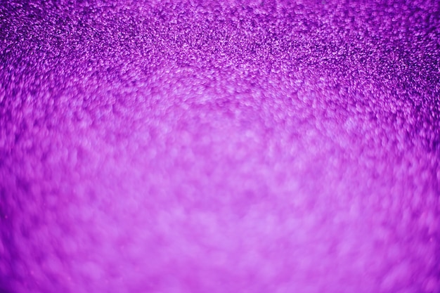 Un fondo brillante borroso de lentejuelas de color violeta. Brillo plateado, textura ligera bokeh abstracta. Diseño de dibujo. Papel pintado brillante para Navidad. Tiempo de fiesta.