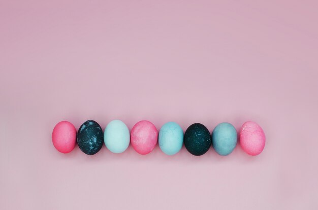 Fondo brillante con coloridos huevos de Pascua