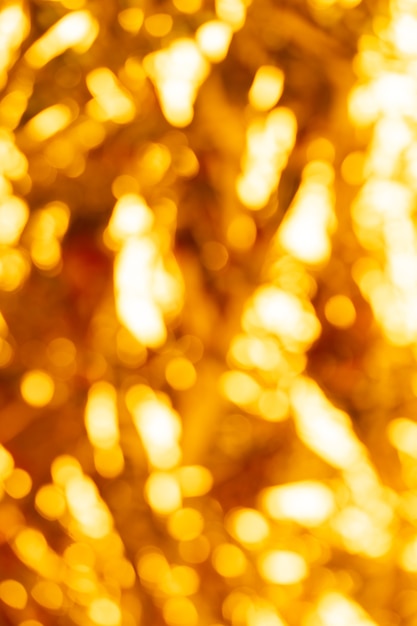 Fondo brillante festivo hecho de lámina de oro dorado bokeh sin foco