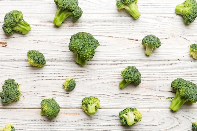 fondo de brócoli verde fresco de cerca en la mesa de colores verduras para la dieta y la alimentación saludable alimentos orgánicos