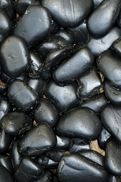 Fondo Cada piedra en el fondo lleva las marcas del tiempo y los procesos naturales de las piedras negras.