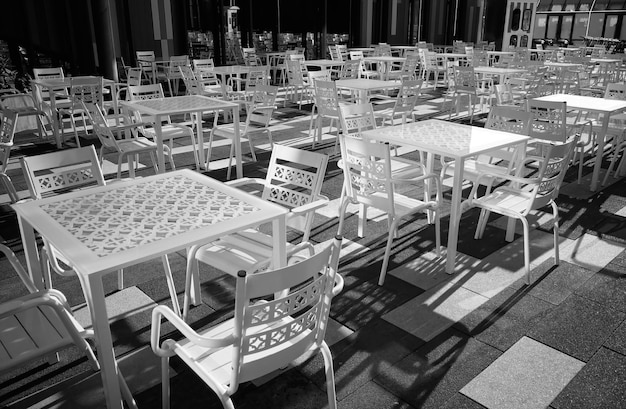 Fondo de café de la calle blanco negro vacío