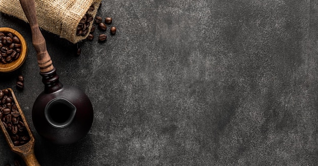 Fondo de café turco con espacio de copia olla de cezve bolsa volcada y espátula llena de frijoles tostados