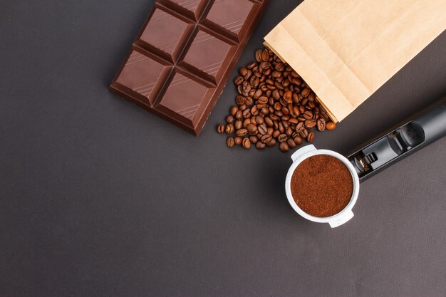 Fondo de café - vista superior. Café en un soporte, granos de café, barra de chocolate.