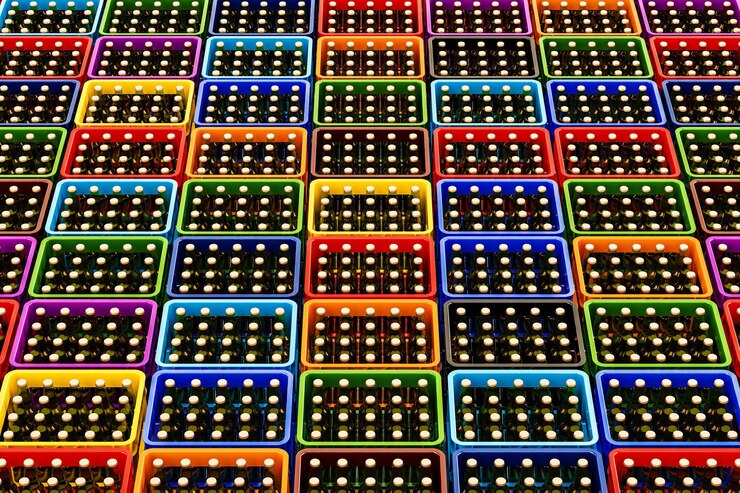 Foto fondo de cajas de plástico de colores llenas de botellas de cerveza vista superior representación 3d