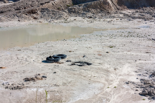 El fondo de la cantera de arcilla blanca abandonada