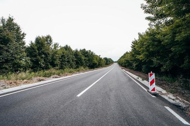 Fondo de carretera con luz solar