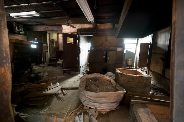 Fondo de casa abandonada desordenada