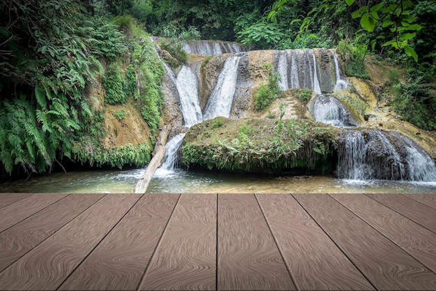 Foto fondo de cascada en perspectiva de la plataforma de madera