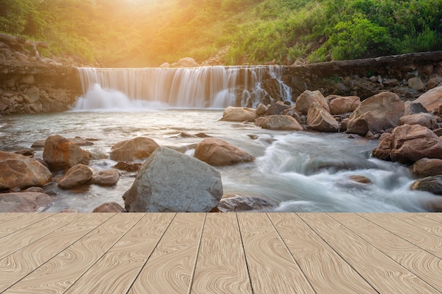 Foto fondo de cascada en perspectiva de la plataforma de madera