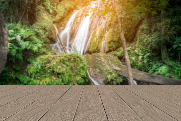 Foto fondo de cascada en perspectiva de la plataforma de madera