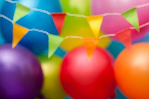 Fondo de celebración borrosa con globos de colores y empavesado