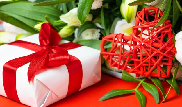 Fondo de celebración con caja de regalo y flores.