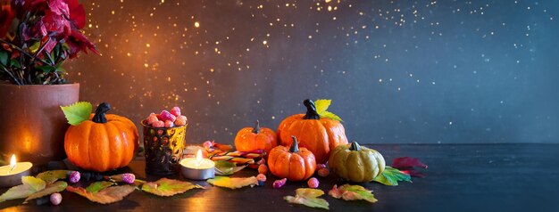 Foto fondo de celebración de otoño con velas de calabazas y flores en una mesa festiva