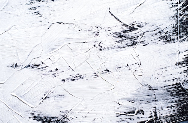 Fondo de cemento pintado de blanco con amplias pinceladas