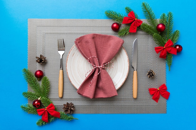 Fondo de cena de Navidad con decoración rústica y utensilios de cocina. Vista desde arriba.