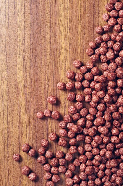 Fondo con cereales de chocolate en mesa de madera