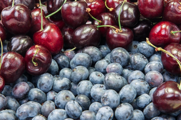 Fondo de cerezas y arándanos frescos