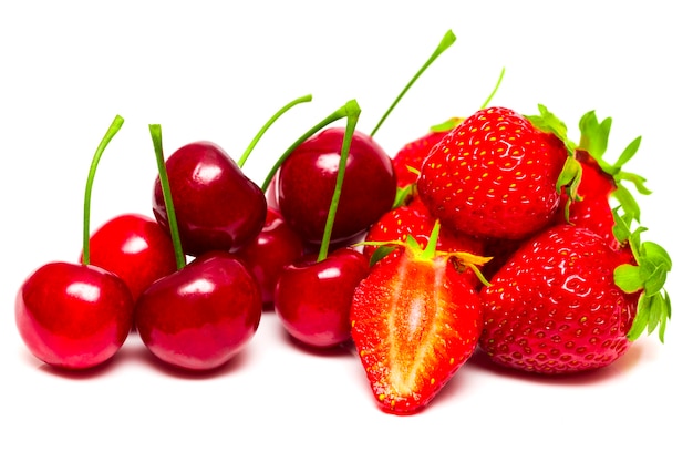 Fondo de cerezas y fresas maduras frescas.