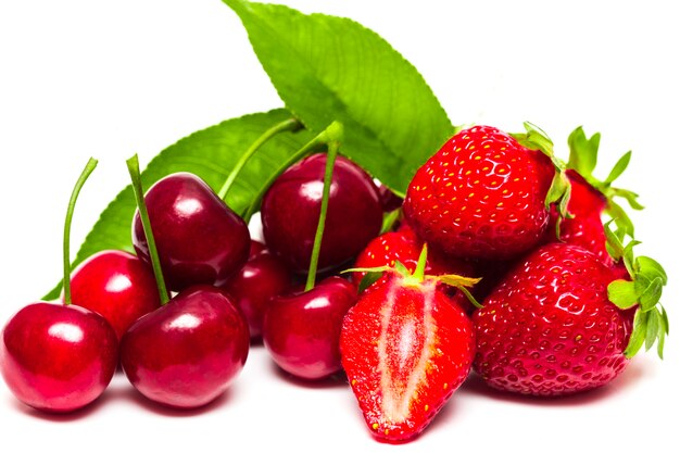 Fondo de cerezas y fresas maduras frescas.
