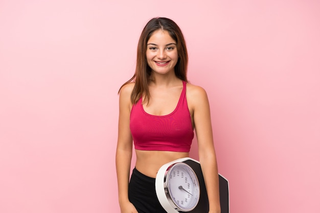 Fondo de chica joven deporte con máquina de pesaje