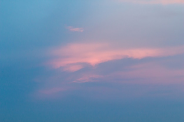 Fondo del cielo al atardecer con nubes coloridas dramáticas rosadas, moradas y azules, vasto paisaje del cielo al atardecer