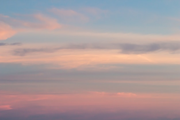 Fondo del cielo al atardecer con nubes coloridas dramáticas rosadas, moradas y azules, vasto paisaje del cielo al atardecer