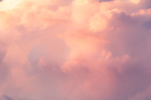 Foto fondo del cielo al atardecer con nubes coloridas dramáticas rosadas, moradas y azules, vasto paisaje del cielo al atardecer