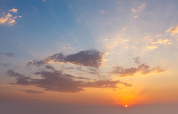 El fondo del cielo al atardecer