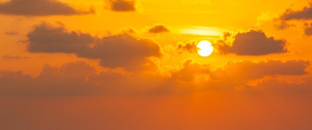 El fondo del cielo al atardecer