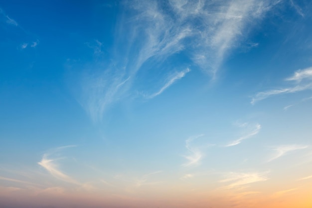 El fondo del cielo al atardecer