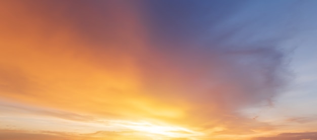 Fondo del cielo al atardecer