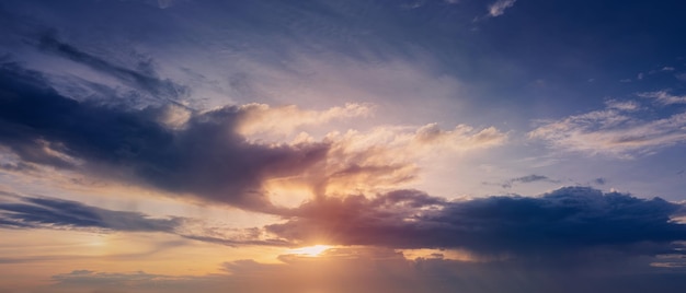 Fondo de cielo al atardecerPaisaje de cielo azul con concepto de naturaleza de nubes para fondo de banner de portada