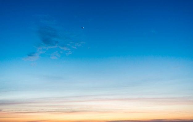 Fondo del cielo del atardecer