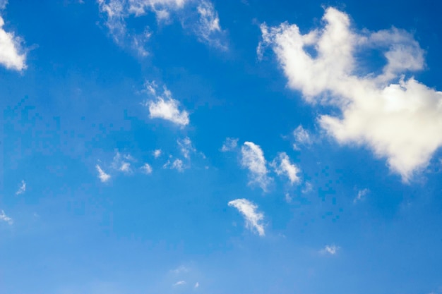 Foto fondo de cielo azul con algunas nubes blancas