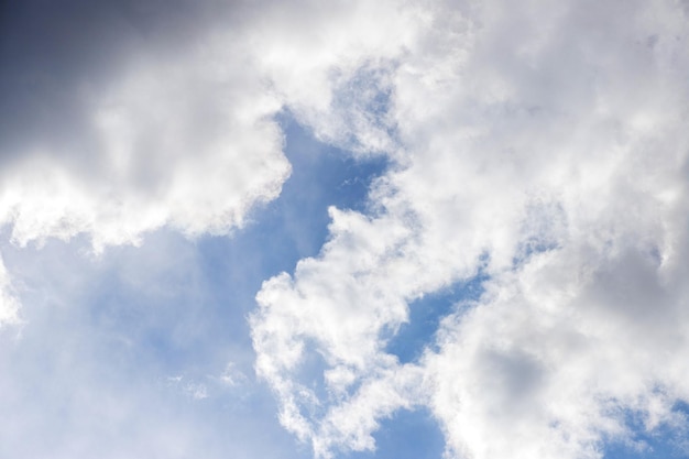 Fondo de cielo azul Cielo azul con nubes de cerca