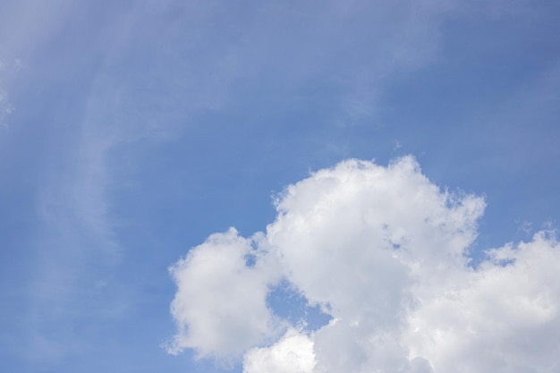 Fondo de cielo azul Cielo azul con nubes de cerca