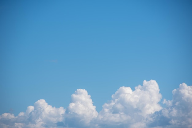 Fondo de cielo azul con cúmulos blancos y esponjosos Panorama de nubes blancas y esponjosas en el cielo azul