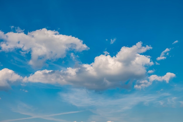 Fondo de cielo azul con diminutas nubes stratus cirrus rayadas Día despejado y buen clima ventoso