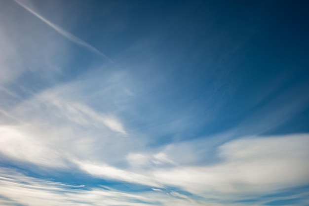 Foto fondo de cielo azul con diminutas nubes stratus cirrus rayadas día despejado y buen clima ventoso